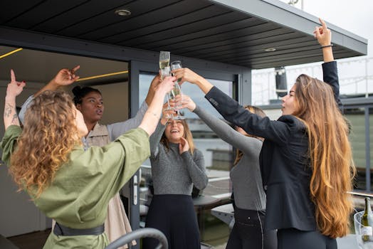 Hotels Hosting Rooftop Champagne Theaters