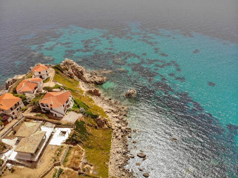 Villas Built on Lagoon Cliff Shelters